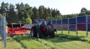 Bifaziale Modulsysteme nutzen das Sonnenlicht auf beiden Seiten des Moduls. Die senkrechte Montage erleichtert die Bewirtschaftung und senkt zugleich die Kosten der Konstruktion.