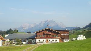 Das erste Gespräch findet am Außergrub-Hof in Fieberbrunn statt.