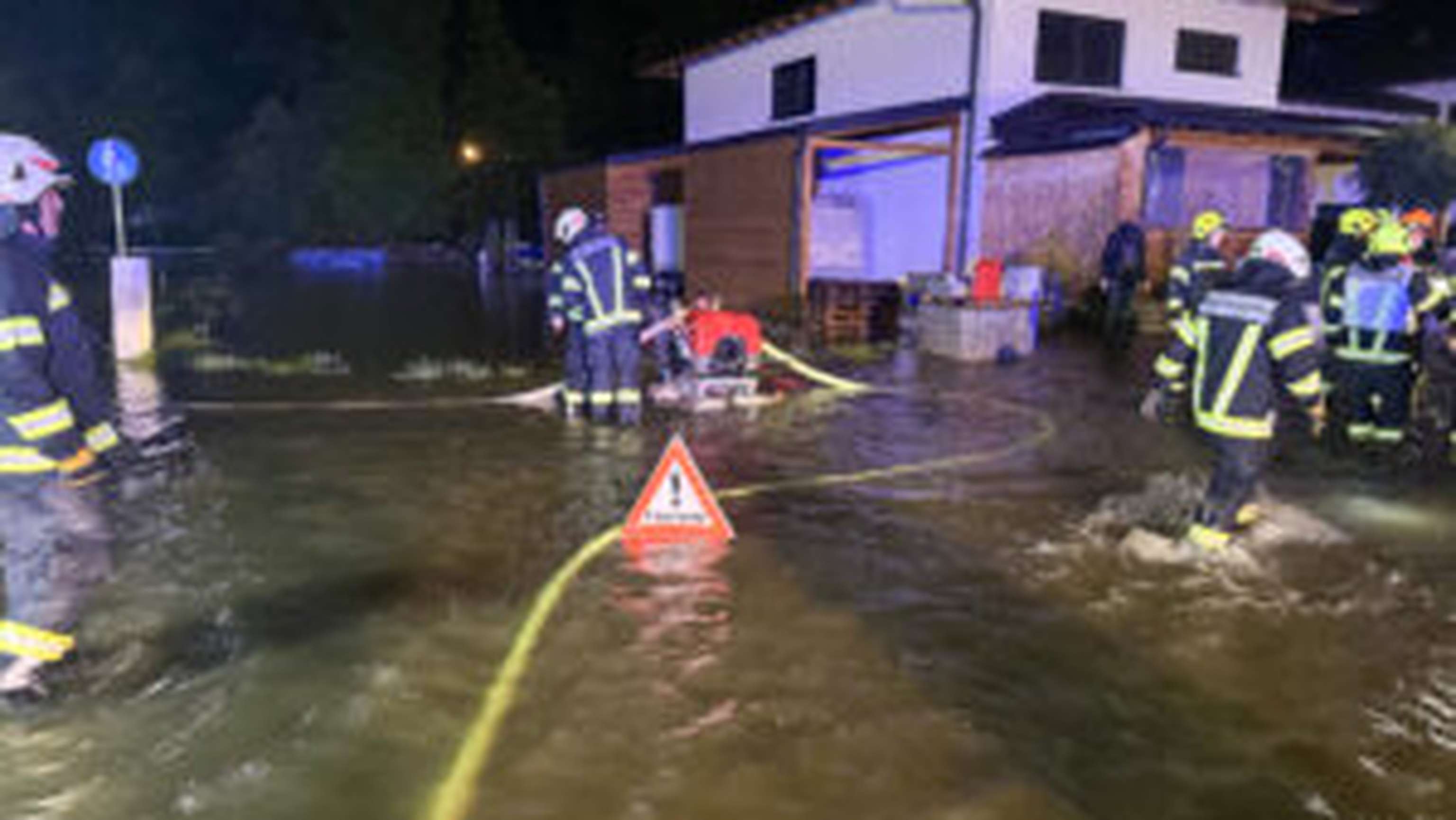 Rund um die Uhr gefordert waren die Einsatzkräfte durch das Niederschlagsereignis historischen Ausmaßes. Gefragt ist aber auch Eigenvorsorge jedes Einzelnen.