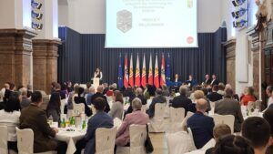Im „Steinernen Saal“, dem Festsaal des Landhauses in Linz, wurden die Urkunden und Tafeln an die Besitzer der Erbhöfe überreicht.