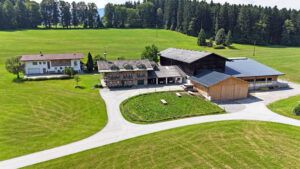Am Pfaringhof in Angerberg findet das zweite Sommergespräch statt.