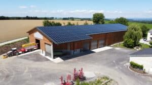 PV-Anlage am Hallendach hier wird Sonnenenergie clever genutzt.