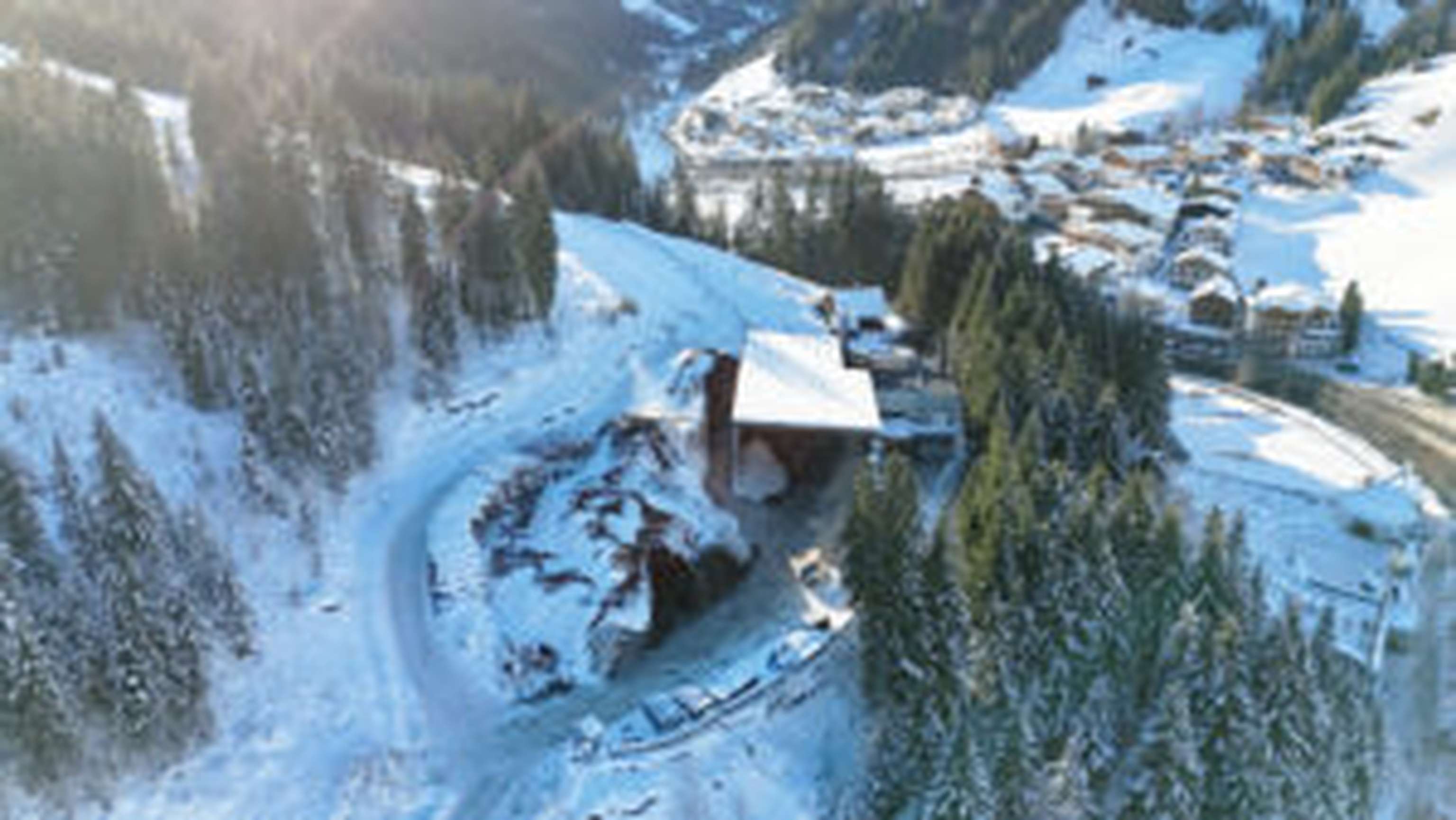 Seit 2013 besteht das Biomasseheizwerk in Gerlos. 2023 wurde mit der Absorptions-Wärmepumpe die Erzeugerleistung gesteigert.