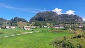 Die beiden Betriebe liegen im kleinen Weiler Fattnessvegen mit nur wenigen Einwohnern.