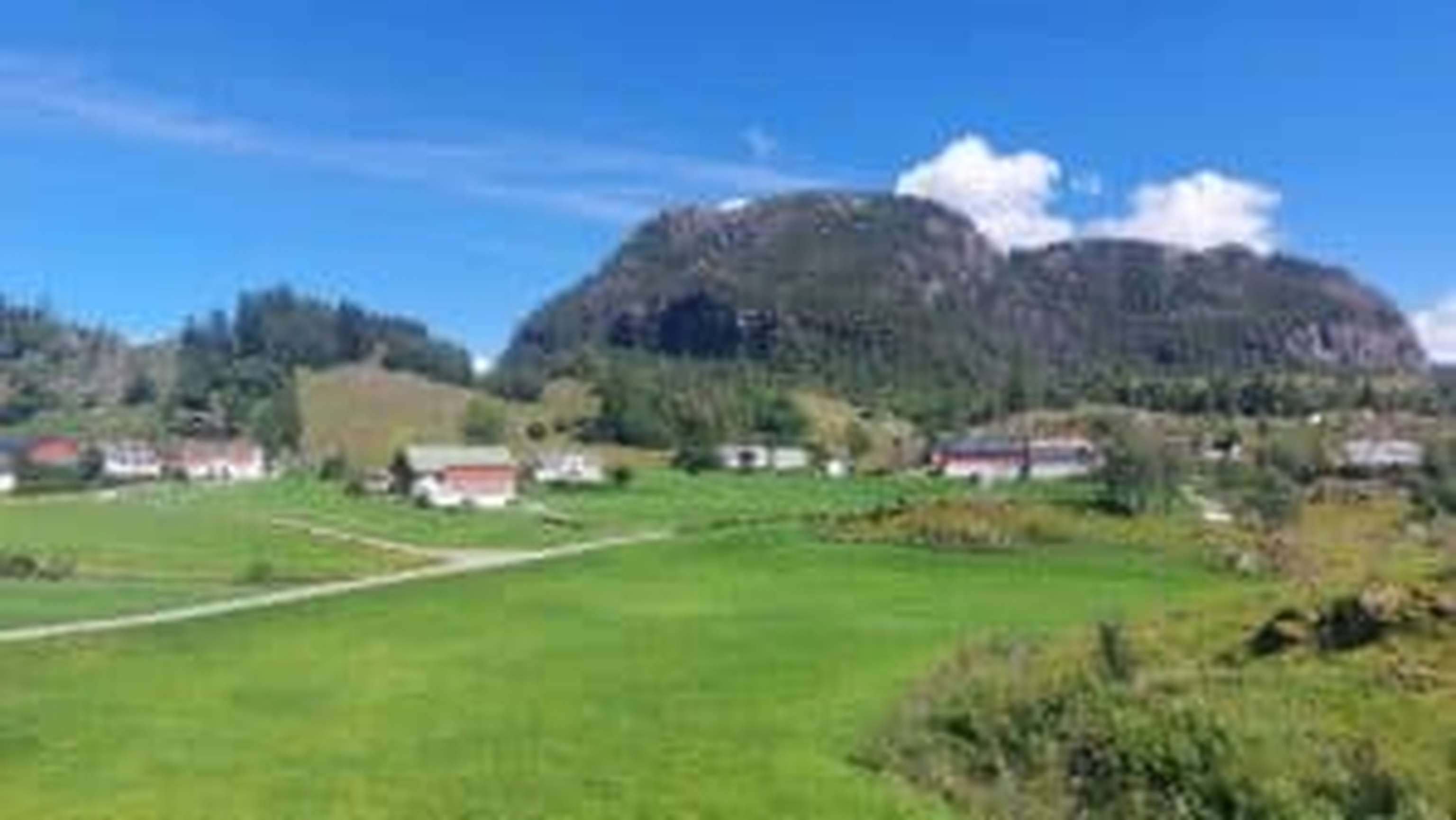 Die beiden Betriebe liegen im kleinen Weiler Fattnessvegen mit nur wenigen Einwohnern.