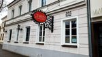Unweit der Hochhäuser der Großfeldsiedlung liegt ein Highlight für Freunde des edlen Tropfens: Weingut und Heuriger Christ.