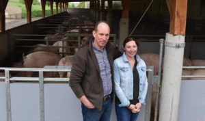 Christian und Petra Bauer haben 2021 ihren geschlossen Zucht- und Mastbetrieb in Peuerbach auf Tierwohl umgestellt.