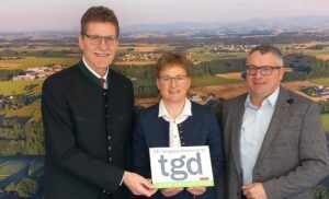 Gottfried Schoder (l.), Rosemarie Ferstl und Michael Wöckinger (r.), Leiter der Abteilung Tierhaltung der Landwirtschaftskammer OÖ