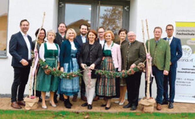 Auf Praxis ausgerichtete Räume kennzeichnen den Zubau an die bestehende Schule.