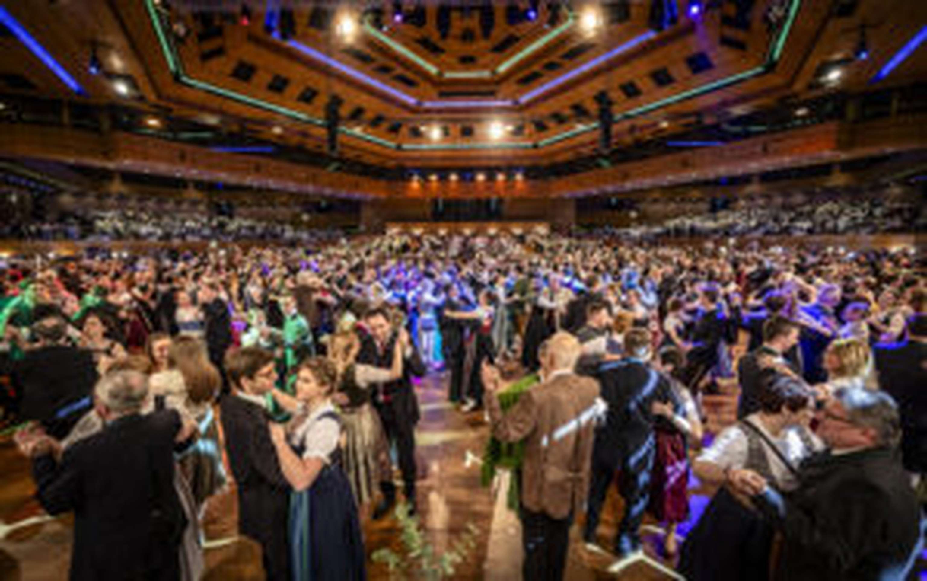 Der Bauernbundball ist ein beliebter Treffpunkt bei Jung und Alt. Unzählige Gäste schwangen bis in die Morgenstunden im großen Saal das Tanzbein.