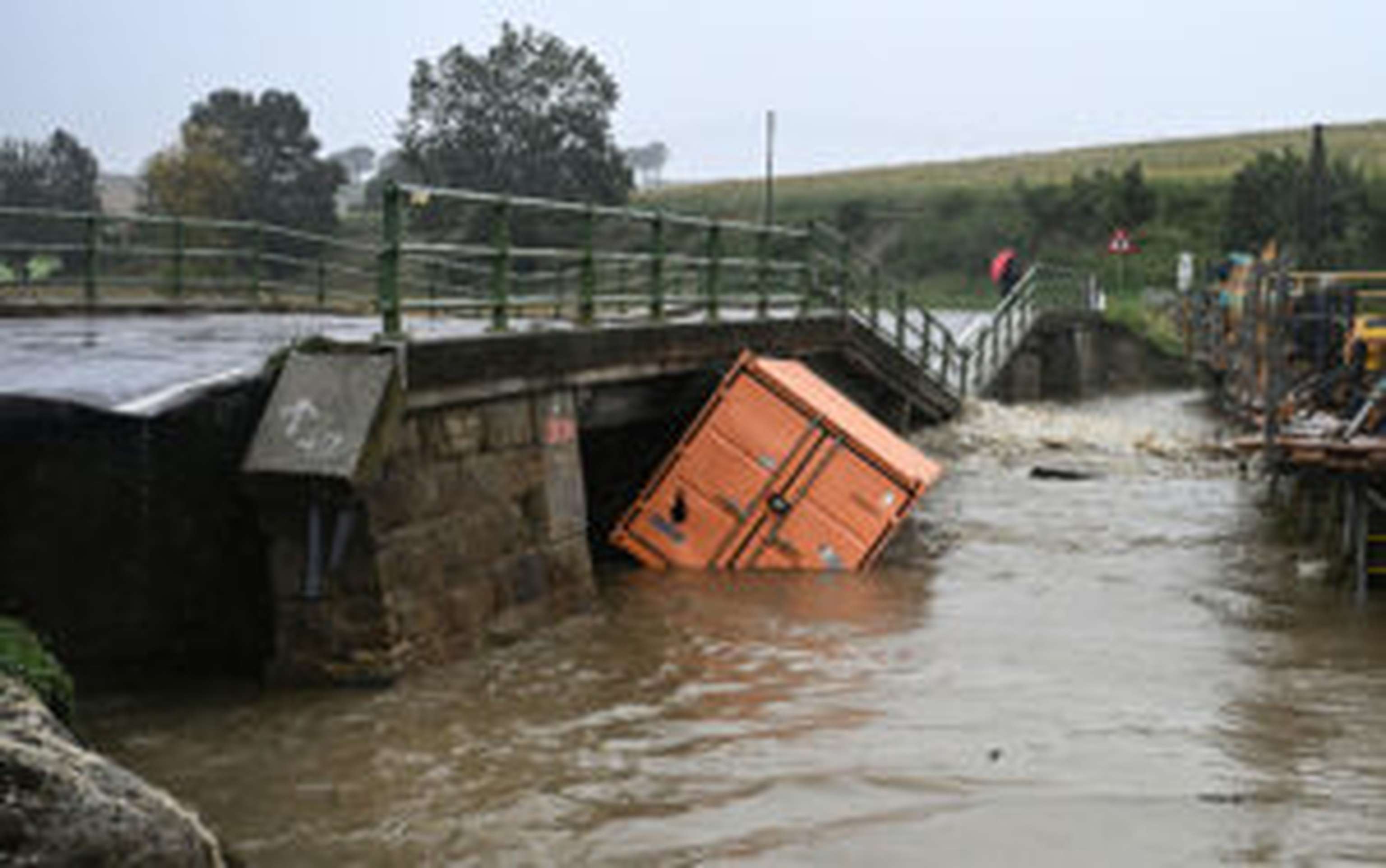 Die massiven Wassermassen von 200 Liter je Quadratmeter und mehr haben die Infrastruktur vielerorts geschädigt, in Böheimkirchen etwa diese Brücke.