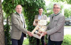 Josef Schwaiger (r.) übergibt gemeinsam mit Salzburgs Landwirtschaftskammerpräsidenten Rupert Quehenberger regionalen Produkte der Marke “Salzburg schmeckt” an Max Hiegelsberger.