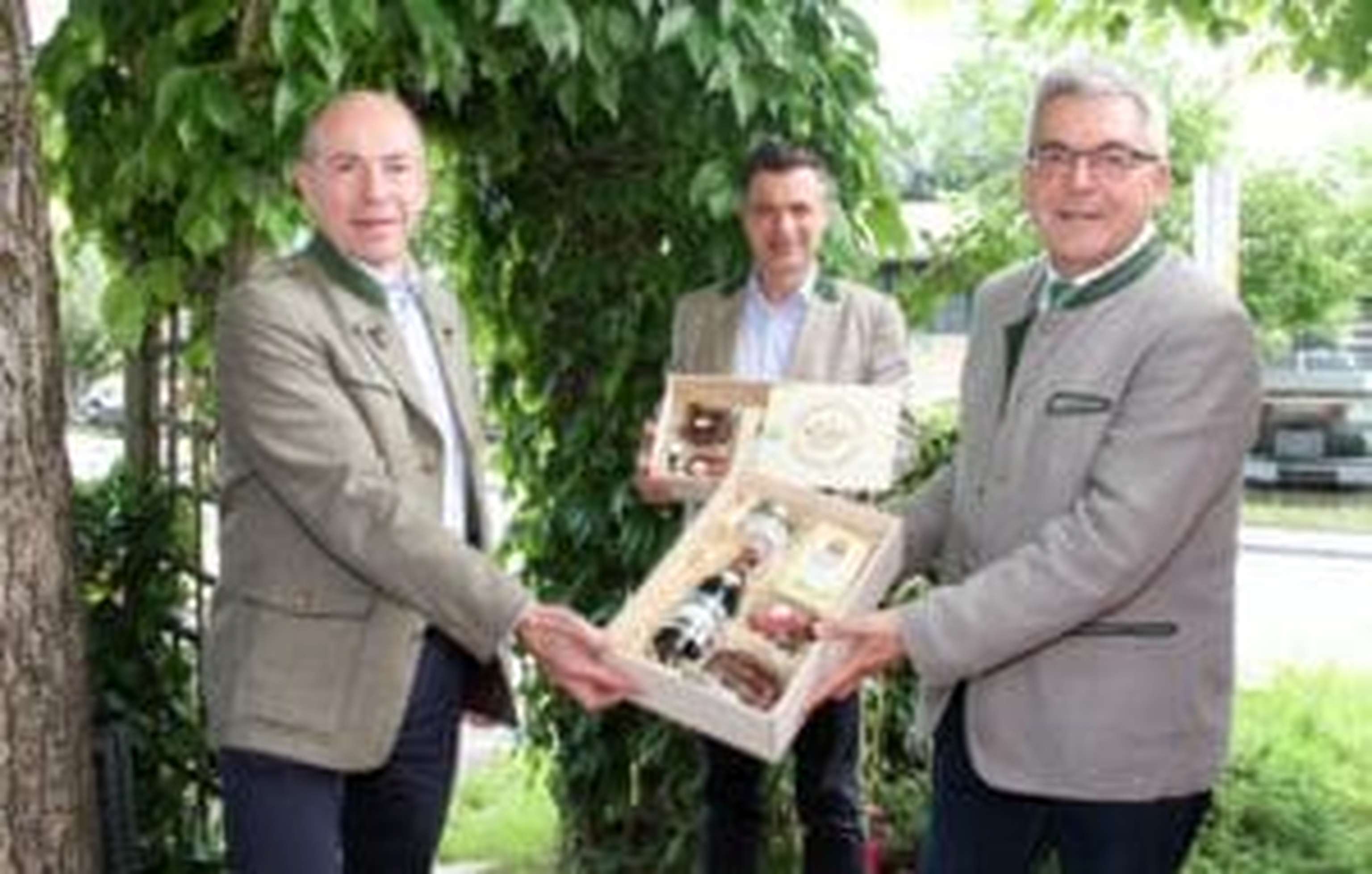 Josef Schwaiger (r.) übergibt gemeinsam mit Salzburgs Landwirtschaftskammerpräsidenten Rupert Quehenberger regionalen Produkte der Marke “Salzburg schmeckt” an Max Hiegelsberger.