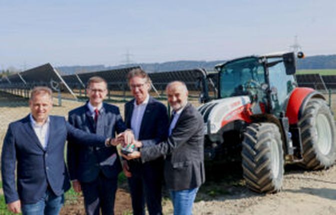 Bürgermeister Höflmaier, Wirtschaftslandesrat Achleitner, Energie-AG-CEO Schitter, EWS-Geschäftsführer Payr bei der Inbetriebnahme der Anlage (v.l.)