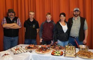 Metzgermeister Bernd Jurschitsch mit Gattin Nicola, Lehrling Lukas Spiß und die Metzger Romed File und Günter Bauer (v. re.) sind für den Schlachthof Fließ zuständig.