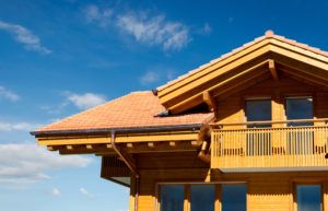 Holzhaus aus Massivholz im alpinen Stil.