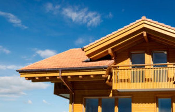 Holzhaus aus Massivholz im alpinen Stil.