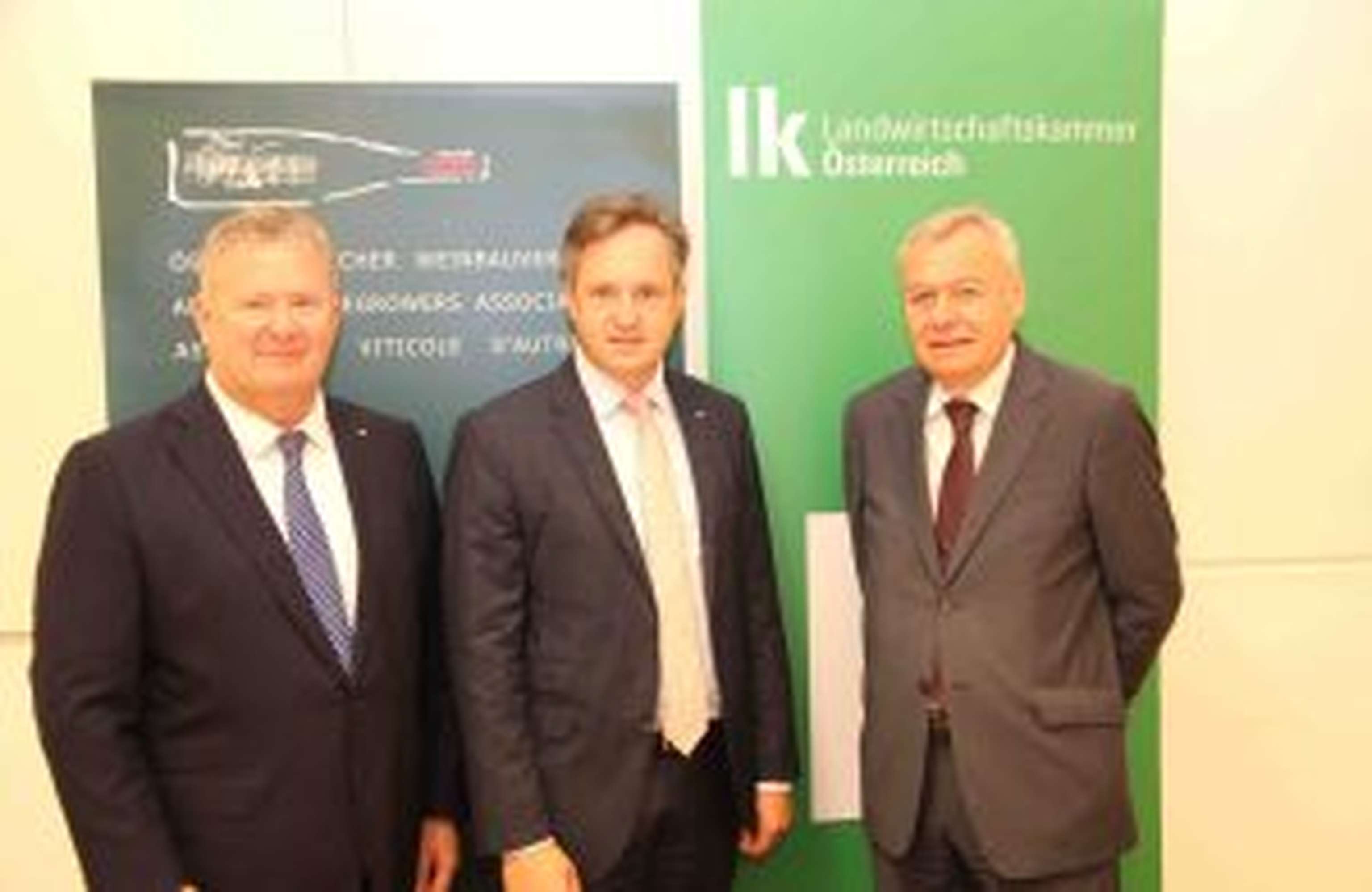 Chris Yorke (Geschäftsführer Österreich Wein Marketing GmbH), Johannes Schmuckenschlager (Präsident des Österreichischen Werinbauverbandes) und Josef Glatt (Direktor Österreichischer Weinbauverband)