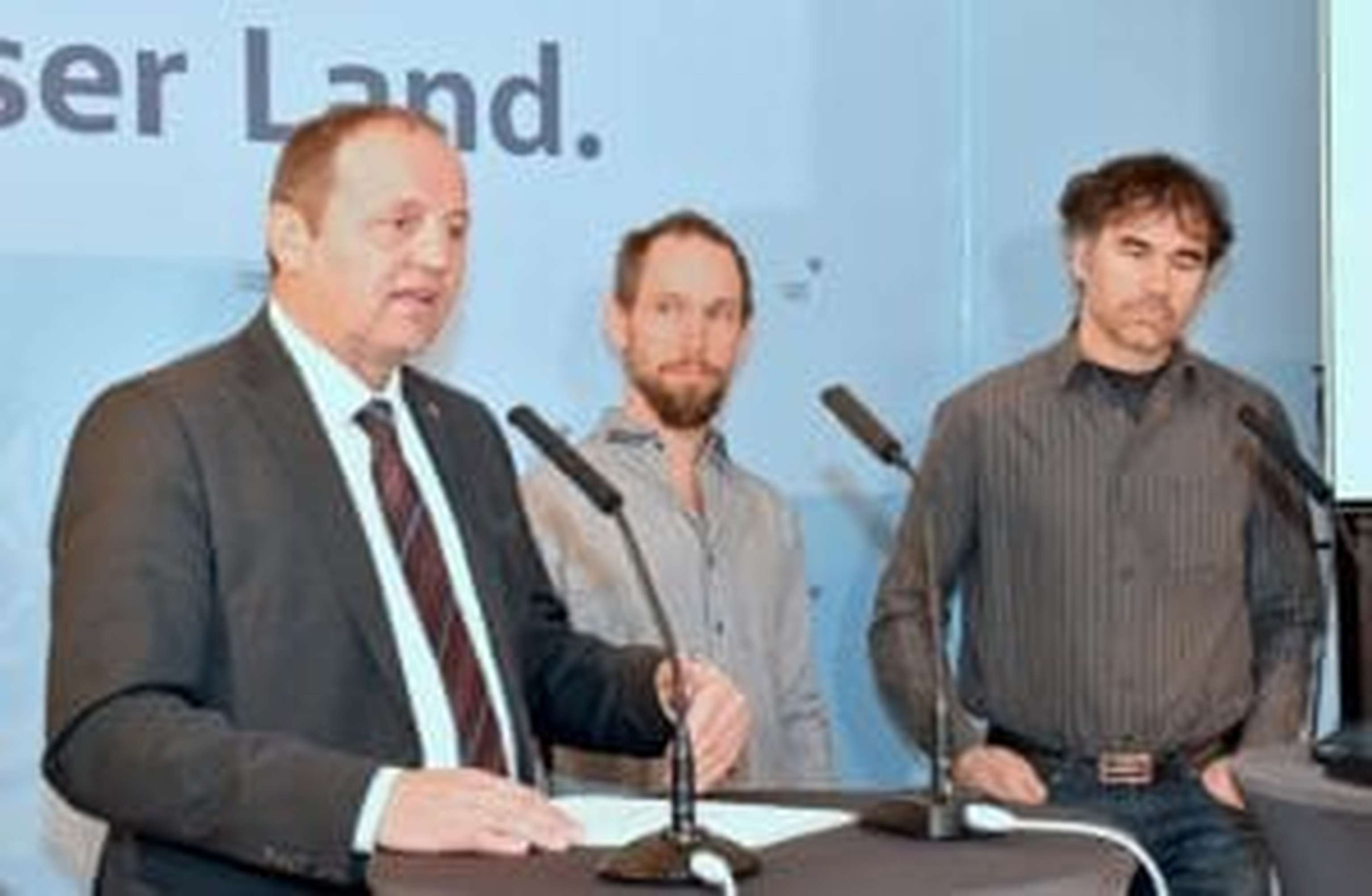 Für LHStv. Josef Geisler (li.) macht die von Daniel Mettler (re.) von der Schweizer landwirtschaftlichen Kompetenzzentrale Agridea und Simon Moser vom heimischen Büro Alpe erstellte Machbarkeitsstudie deutlich, dass dem Herdenschutz in Tirol Grenzen gesetzt sind und er hohe Kosten verursacht.