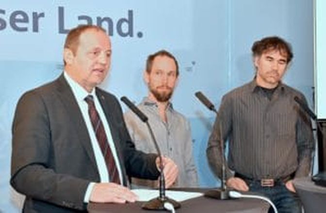 Für LHStv. Josef Geisler (li.) macht die von Daniel Mettler (re.) von der Schweizer landwirtschaftlichen Kompetenzzentrale Agridea und Simon Moser vom heimischen Büro Alpe erstellte Machbarkeitsstudie deutlich, dass dem Herdenschutz in Tirol Grenzen gesetzt sind und er hohe Kosten verursacht.