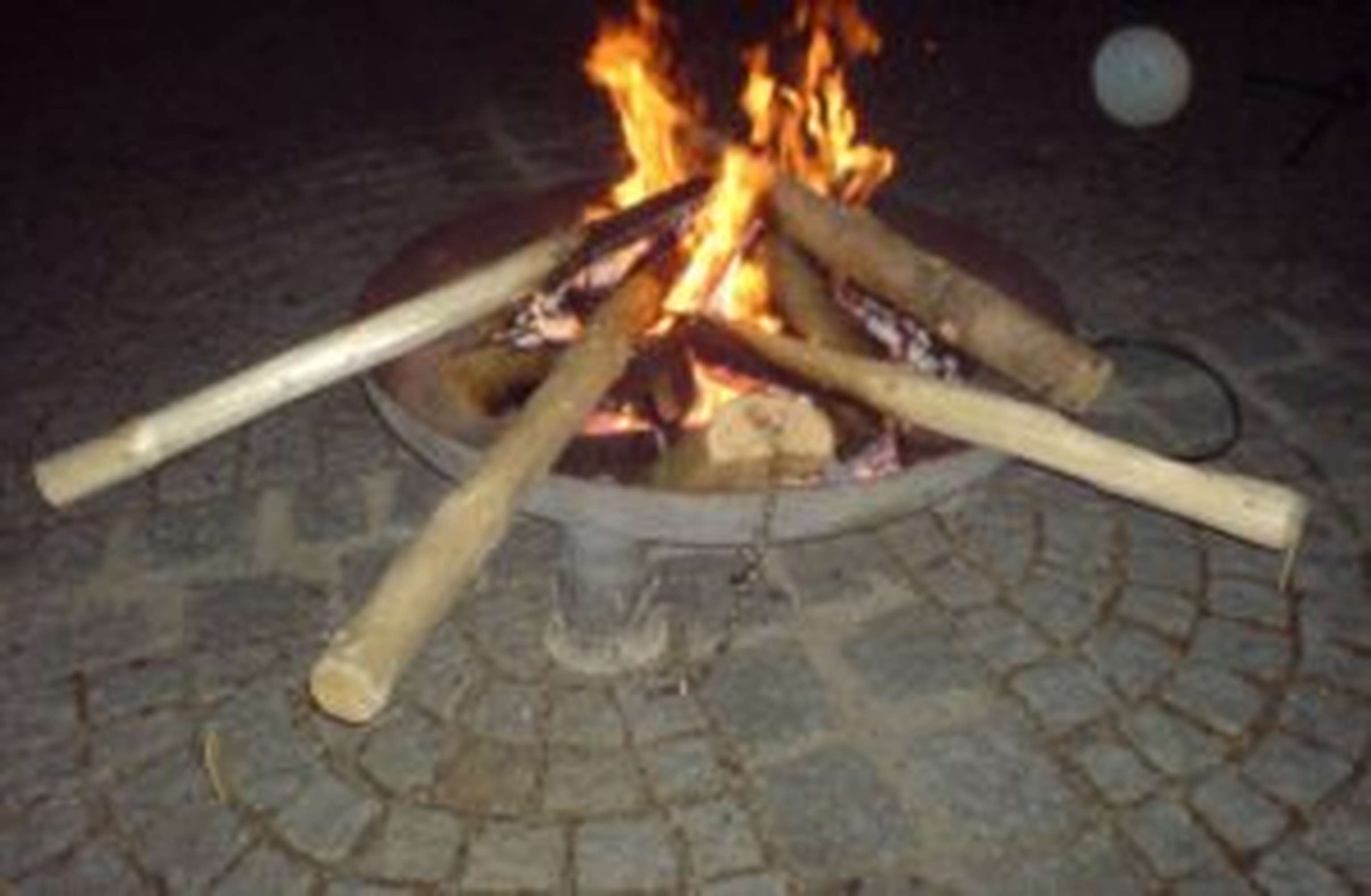 Besonderer Osterbrauch: In Inzersdorf werden „Weihscheitl“ angebrannt.