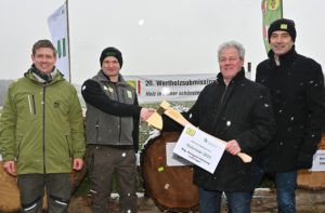 Von links: Christian Rottensteiner, Forstberater in der LK OÖ, Waldhelfer Klaus Hehenberger, Landwirtschaftskammer-Vizepräsident Karl Grabmayr und Franz Kepplinger, Obmann des Waldverbandes OÖ