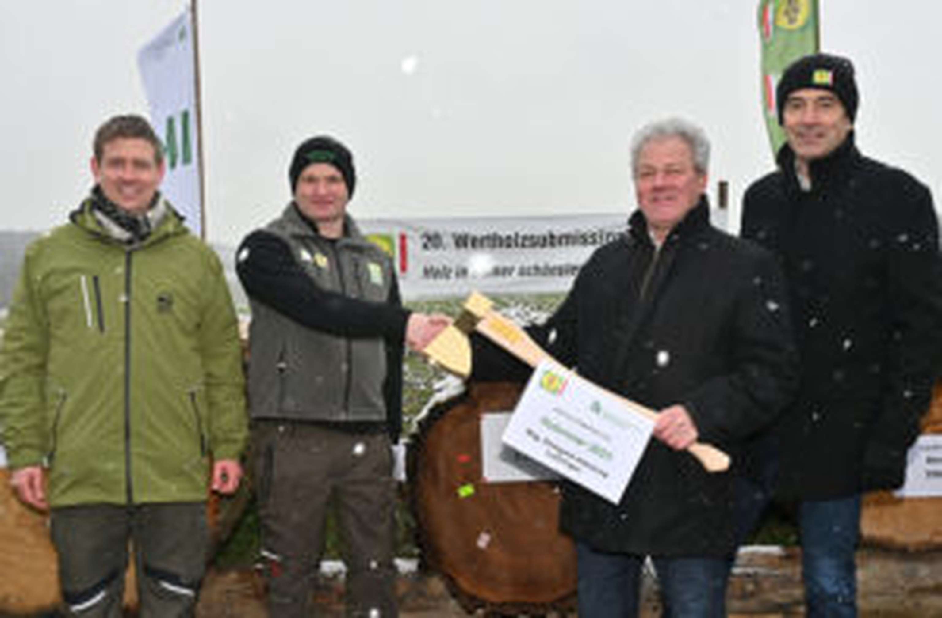 Von links: Christian Rottensteiner, Forstberater in der LK OÖ, Waldhelfer Klaus Hehenberger, Landwirtschaftskammer-Vizepräsident Karl Grabmayr und Franz Kepplinger, Obmann des Waldverbandes OÖ