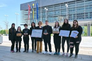 Marlene Eichinger, Angelina Lobenhofer, Ilo Buschbacher, Fachlehrerin Martina Mayerhofer, LR Christiane Teschl-Hofmeister, Salvador Huber, Nina Fichtinger, Julia Hager und Jennifer Skorpis