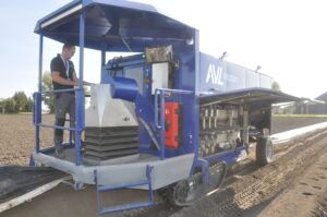 Eine neue Erntemaschine, die aufhorchen lässt: der Spargelroboter Compact S9000 von AvL Motion.