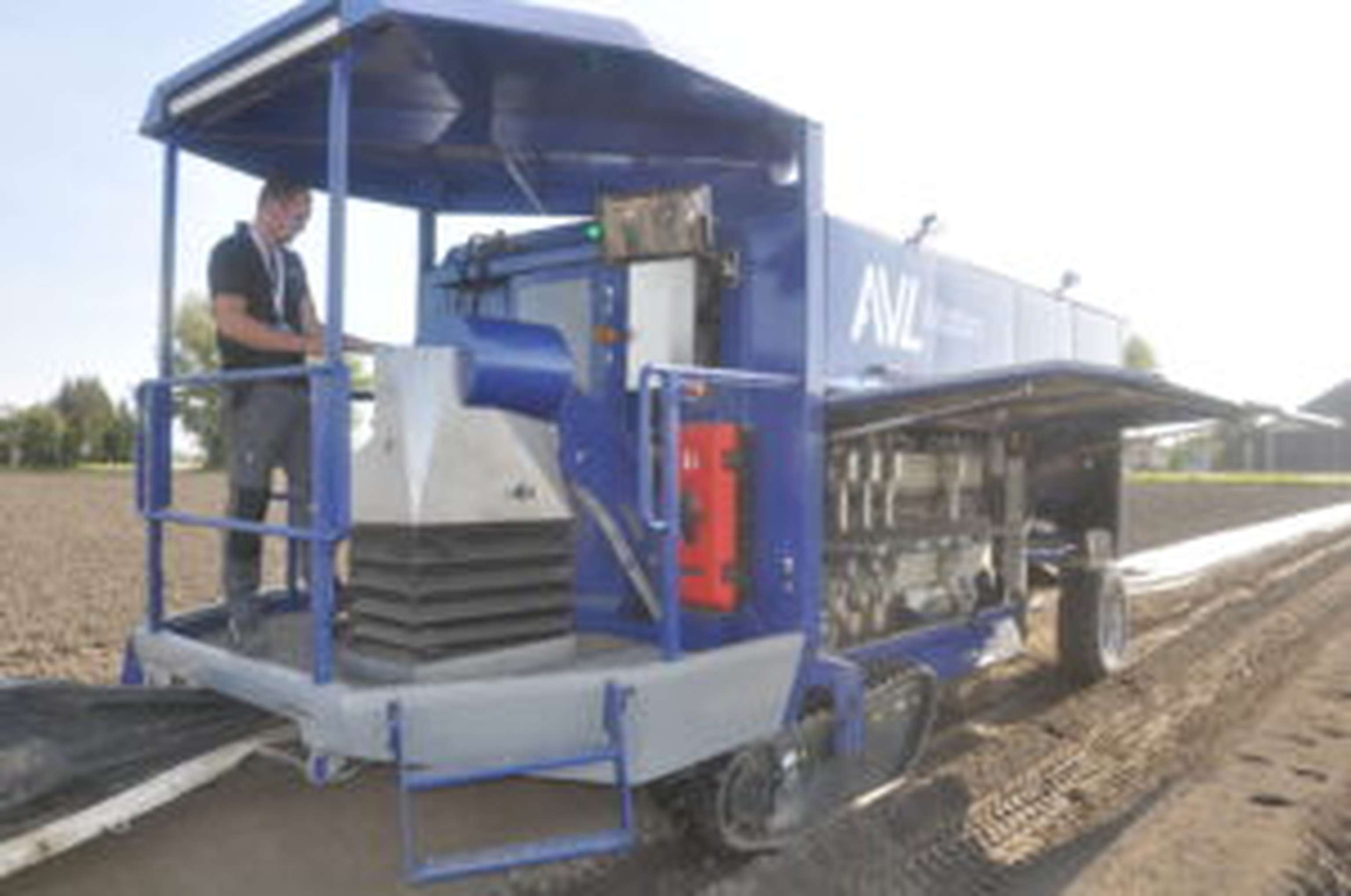 Eine neue Erntemaschine, die aufhorchen lässt: der Spargelroboter Compact S9000 von AvL Motion.