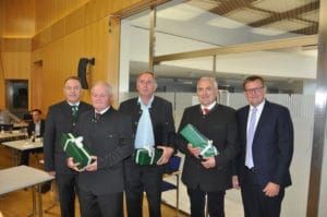 Hans Ecker, mit den scheidenden Vorstands- und Aufsichtsratsmitgliedern Josef Plass, Josef Berger und Gottfried Schachinger sowie Josef Fraundorfer (v.l.).
