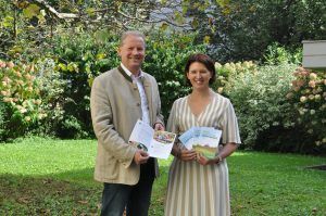 Michaela Langer-Weninger und Wolfgang Wallner mit den druckfrischen Broschüren.