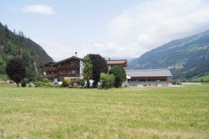 Am Klausnerhof in Aschau im Zillertal findet das Gespräch mit ÖVP-Klubobmann August Wöginger statt.