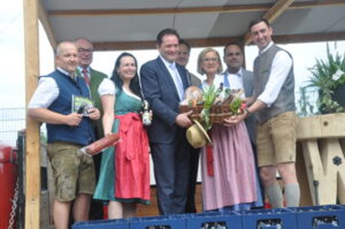 Messeeröffnung an seinem 50. Geburtstag: LandwirtschaftsministerNorbert Totschnig (4. v. l.) mit weiteren Ehrengästen in Wieselburg.