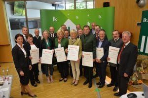 Im Zuge der Vollversammlung wurden die ausgeschiedenen Landwirtschaftskammerräte, darunter auch viele Bauernbündler, für ihre jahrelange Arbeit von der Kammerspitze geehrt.