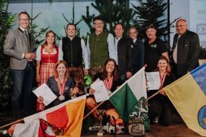 Die Siegerinnen mit Gratulanten und Unterstützern
