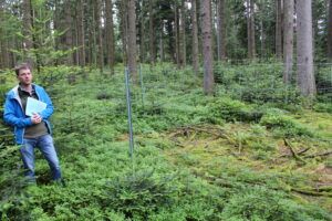 Max Kastner vom Landesforstdienst OÖ bei der Beurteilung einer Vergleichsfläche im Gebiet Florianikapelle im Kobernaußerwald.