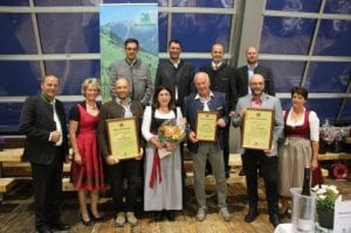 Geehrt wurden durch Bauernbundobmann LHStv. Josef Geisler (li.) und Bauernbunddirektor BR-Präsident Peter Raggl, Bezirksbauernobmann Andreas Gstrein, LK-Präsident NR Josef Hechenberger, Kammerdirektor Ferdinand Grüner (oben, v. l.), Landesbäuerin LK-Vizepräsidentin Helga Brunschmid (re.) und Bezirksbäuerin Andrea Lechleitner (2. v. l.) im Bezirk Imst Siegfried Füruter, Renate Dengg, Klaus Steiner und Andreas Tschöll für ihren Einsatz.