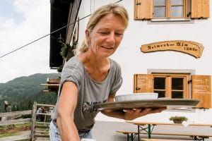 Carola ist als Almwirtin ringsum bekannt und beliebt.