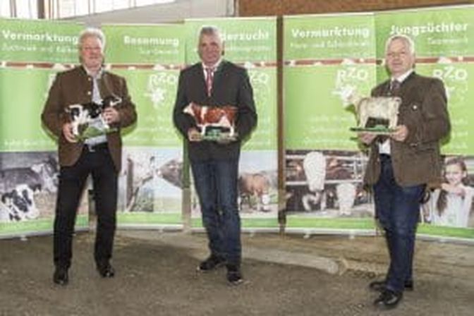 V.l.: Grabmayr, Haselgruber und Prinz überreichten Ehrungen an besondere Züchterfamilien.