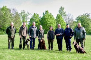 BJM Johannes Schiesser (Vorsitzender des Fachausschusses Hundewesen im NÖ Jagdverband, li.), Innenminister Gerhard Karner (3.v.l.), NÖ Jagdverband-Generalsekretärin Sylvia Scherhaufer (4.v.r.), Landesjägermeister Josef Pröll (3.v.r.), Oberstleutnant Rudolf König (Leiter der Diensthundeabteilung, 2.v.r.) mit Hundeführerinnen und Hundeführern.