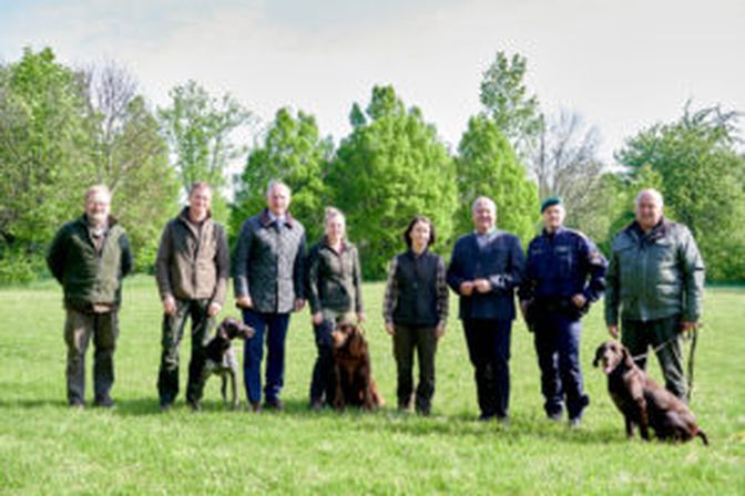 BJM Johannes Schiesser (Vorsitzender des Fachausschusses Hundewesen im NÖ Jagdverband, li.), Innenminister Gerhard Karner (3.v.l.), NÖ Jagdverband-Generalsekretärin Sylvia Scherhaufer (4.v.r.), Landesjägermeister Josef Pröll (3.v.r.), Oberstleutnant Rudolf König (Leiter der Diensthundeabteilung, 2.v.r.) mit Hundeführerinnen und Hundeführern.