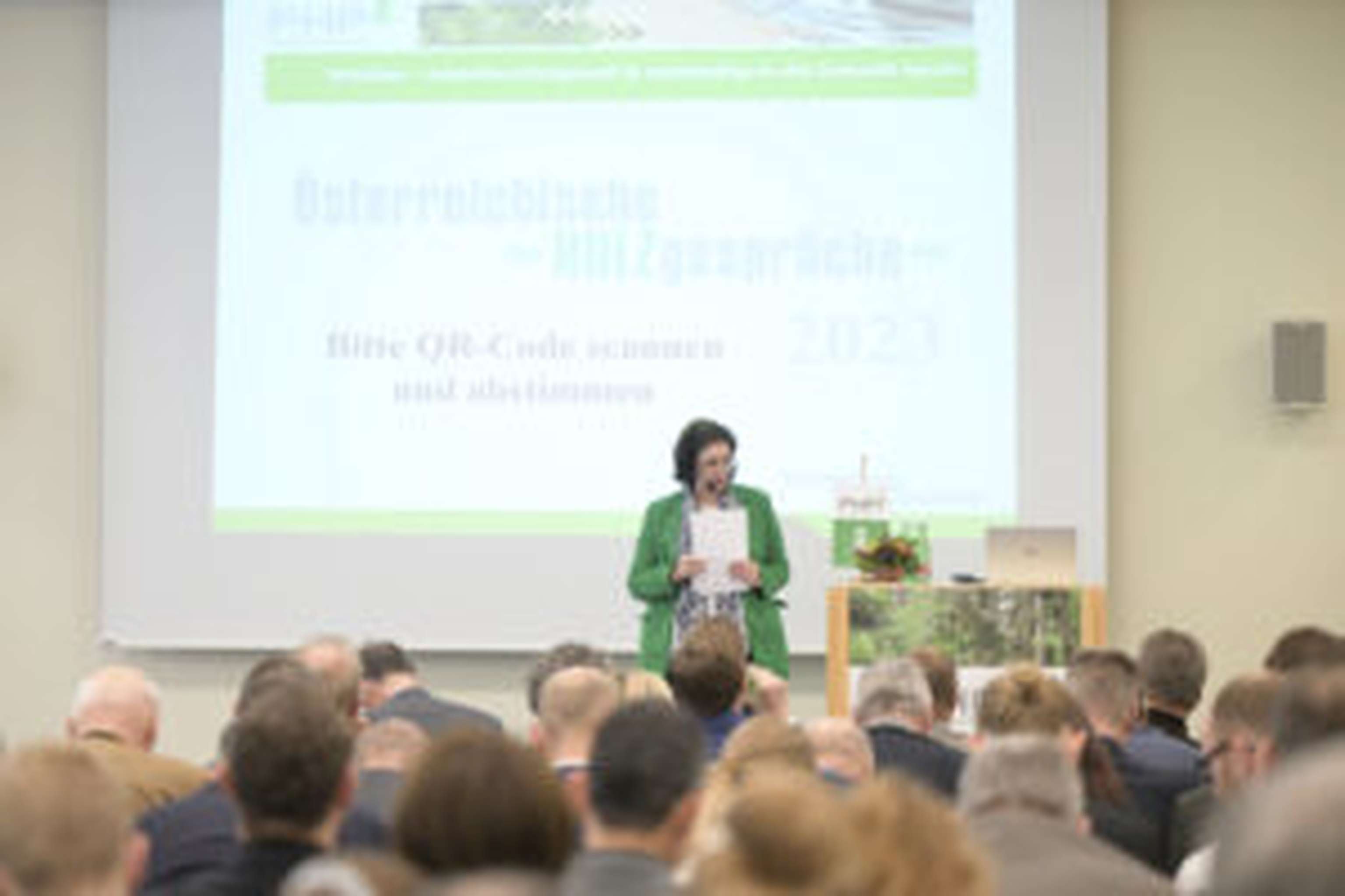 Reger Zuhörer-Andrang aus allen Branchen der Holzwirtschaft.