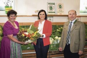 Bäuerin Wild-Obermayr (l.) mit Landwirtschaftsministerin Köstinger