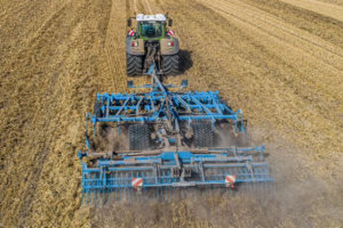 Aufgesattelter Lemken-Grubber Karat 10 mit Scheibenvorläufer