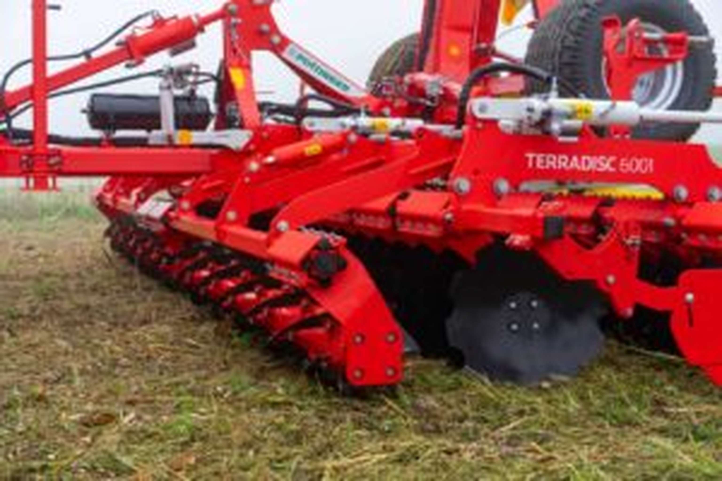 Die vorlaufende Messerwalze