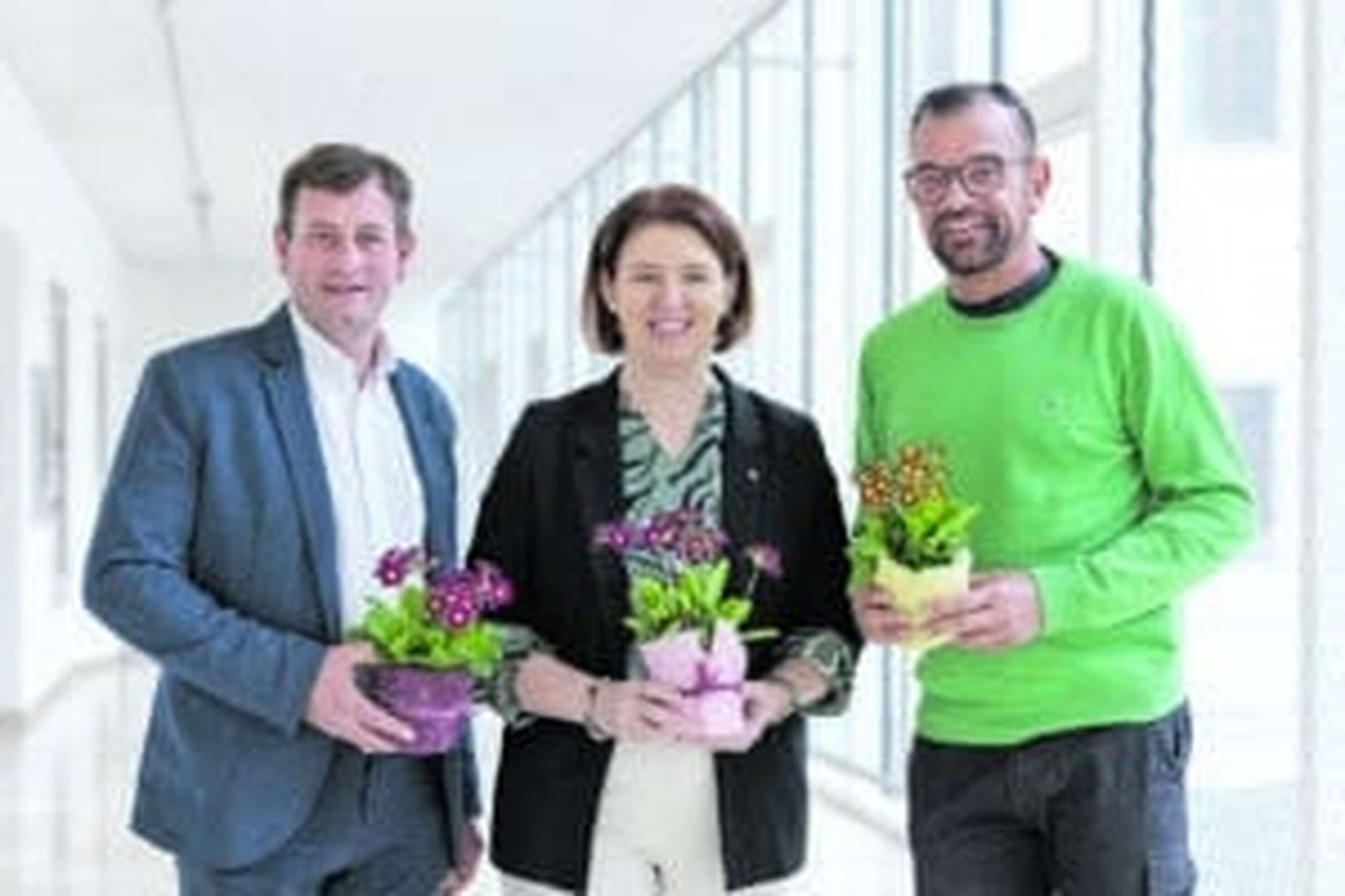 Landesgärtnermeister Hannes Hofmüller (l.), Michaela Langer-Weninger und Biogärtner Karl Ploberger blicken dem Gartenjahr 2025 entgegen.