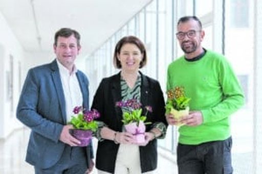 Landesgärtnermeister Hannes Hofmüller (l.), Michaela Langer-Weninger und Biogärtner Karl Ploberger blicken dem Gartenjahr 2025 entgegen.