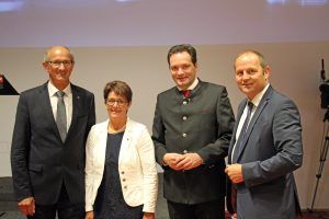 Der neugewählte VP-Landesobmann Anton Mattle, Landesbäuerin, LK-Vizepräsidentin und VP-Landesobmann-Stvin. Helga Brunschmid, Landwirtschaftsminister Norbert Totschnig und Bauernbundobmann LHStv. Josef Geisler.