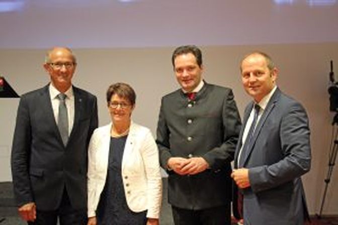 Der neugewählte VP-Landesobmann Anton Mattle, Landesbäuerin, LK-Vizepräsidentin und VP-Landesobmann-Stvin. Helga Brunschmid, Landwirtschaftsminister Norbert Totschnig und Bauernbundobmann LHStv. Josef Geisler.